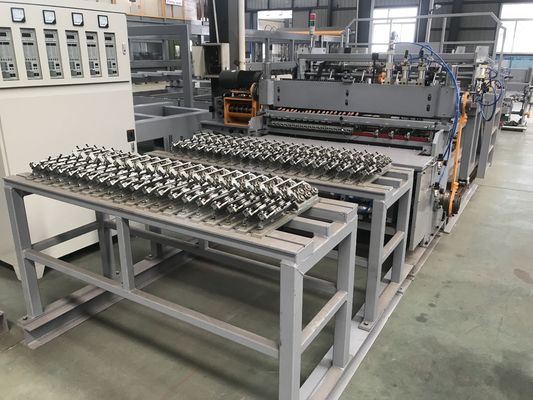 Automáticamente máquina de la fabricación de red de alambre del soldado enrollado en el ejército de la altura 1300m m para la jaula animal