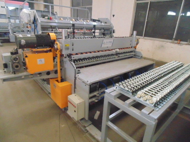 Máquina automática de la fabricación de red de alambre del soldado enrollado en el ejército de 1.8-3.5m m impulsión del motor servo